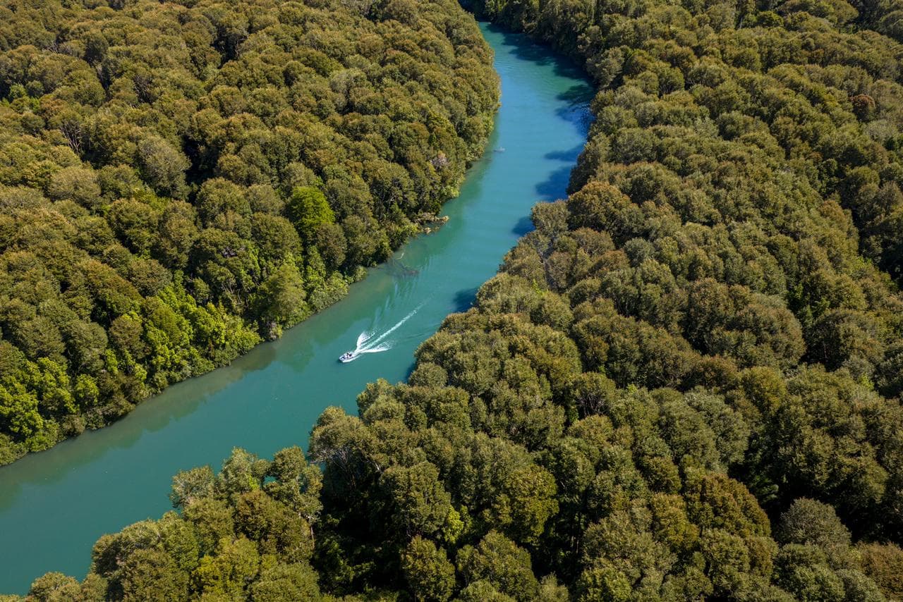 https://api.biosfera-austral.com/wp-content/uploads/2025/06/entorno_rio_navegable_vista_aerea.jpeg